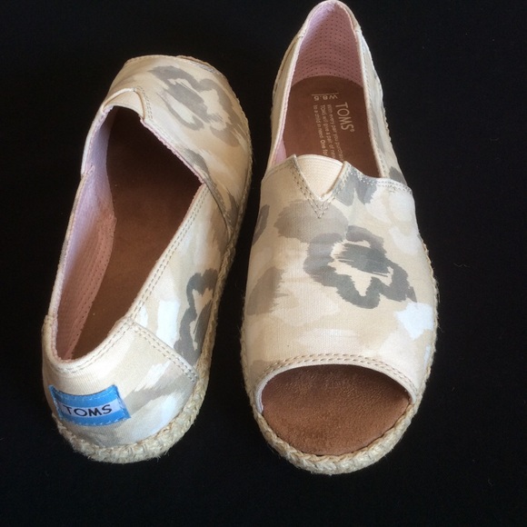 NWOB Toms Open Toe Camo Flats, Sz W8.5 - Picture 4 of 10